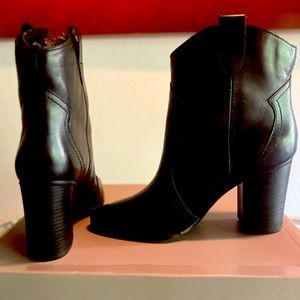 Aerosole brand, Black western style Ankle boot.